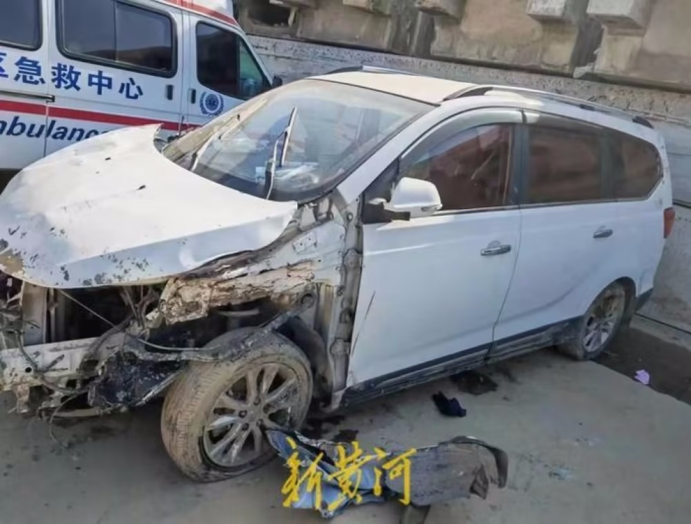 武汉120被指闯红灯撞车导致被撞司机溺水后“身败名裂”,急救中心回应